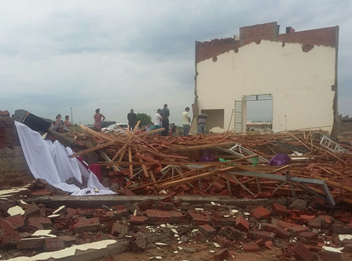 Após temporal, teto de igreja cai, mata fiel e deixa feridos no Piauí