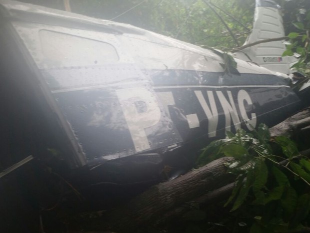 Avião monomotor cai e deixa três pessoas mortas em Goiás, diz FAB -  