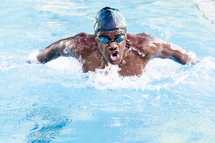 O jovem nadador Vinícius Gabriel em treinamento. (Foto: Raoni Barbosa/Rev. Cidade Verde)