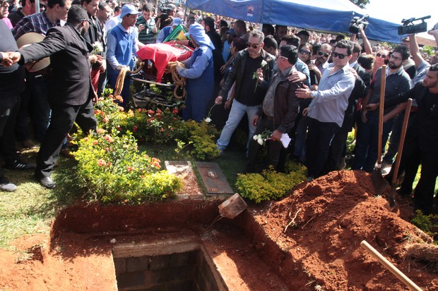 MÚSICA: Cristiano Araújo é enterrado sob forte comoção em cemitério de  Goiânia - Rádio Interativa FM