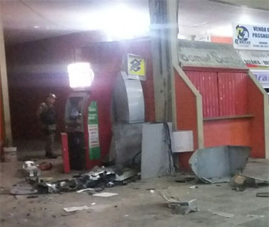 Bando explode caixa eletrônico a 2 metros de posto da polícia - Cidadeverde.com