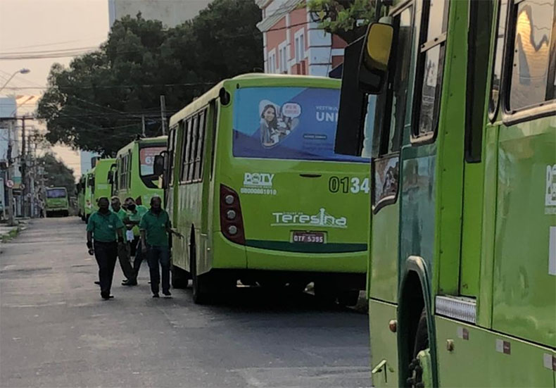 Ônibus param em horário de pico e motoristas ameaçam nova greve