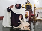 Frei viraliza na internet após celebrar missa com cão