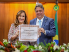 Entrega título de cidadã piauiense à Maria Adriana Mota Lavôr do Rêgo Lobão