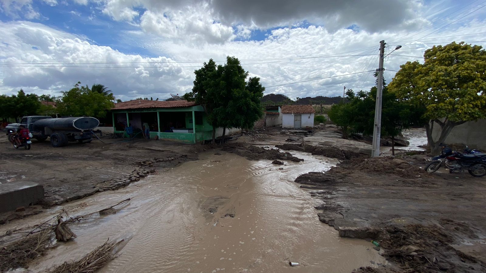 Açude rompe, água invade casas e deixa comunidade ilhada em Assunção do  Piauí - Cidadeverde.com