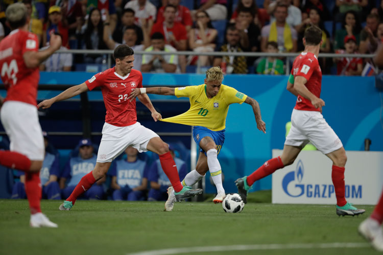 Brasil é quem mais chuta de fora da área na Copa; arma contra Suíça?