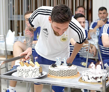 Messi ganha bolo e comemora aniversário em concentração da Argentina 