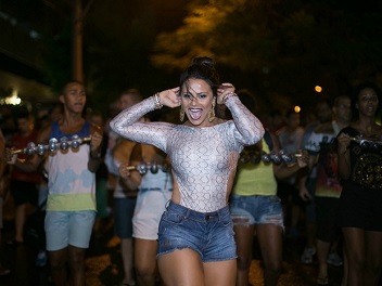Viviane Araújo exibe look roqueira em noite de samba - OFuxico