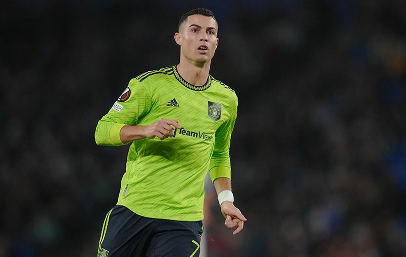 Cristiano Ronaldo é multado e suspenso de jogos por derrubar celular de  torcedor 