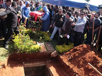 Emoção marca enterrado de Allana Moraes, namorada de Cristino