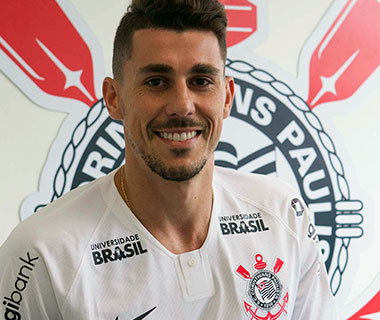 Corinthians anuncia a contratação do lateral-esquerdo Danilo