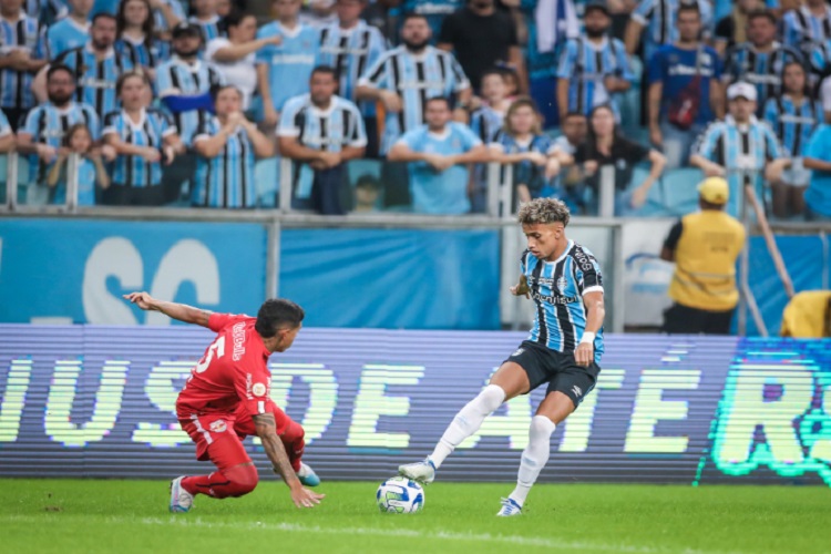 Suárez marca 1º gol no Brasileirão, mas Grêmio deixa Red Bull Bragantino  empatar no fim 