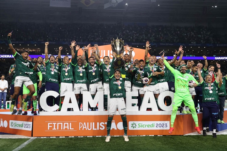 Palmeiras é campeão paulista com goleada sobre o São Paulo