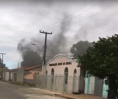 Fumaça gerada por empresa de resíduos causa revolta em moradores do bairro Areias 