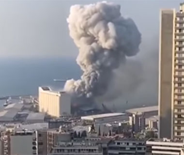 Macron vai a Beirute e encontra cidade destruída e tomada pela raiva