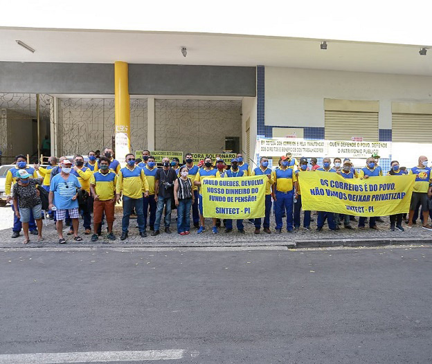 Em greve, trabalhadores dos Correios protestam no Centro de Teresina 