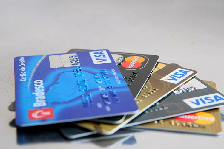 Bancos cortam cartões de crédito de clientes com renda 