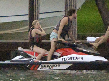 Miley Cyrus curte passeio de jet ski com Patrick Schwarzenegger -  