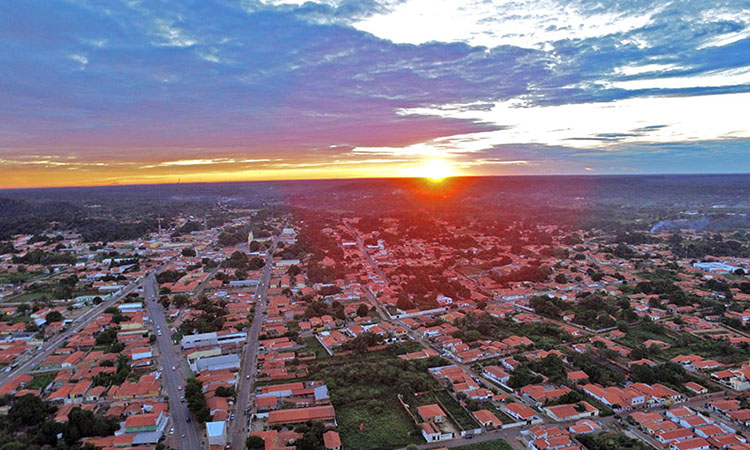 Qual a cidade mais próxima de Altos Piauí?