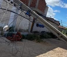 Caminhão se enrosca em rede elétrica de Paulistana; dois postes ficam comprometidos
