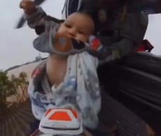 Bebê é resgatado pelo telhado de casa no Rio Grande do Sul