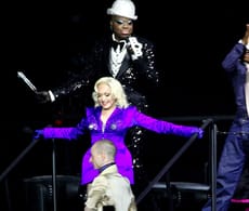 Madonna acena e manda beijos para fãs ao se despedir, no Copacabana Palace