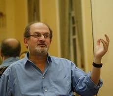 Salman Rushdie deve perder olho e teve braço e fígado danificados, diz agente