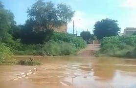 Passagem molhada que dá acesso a bairros de Picos é coberta pela água