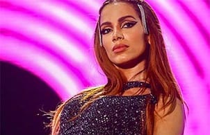Após passar por crise de saúde, Anitta dança de biquíni transparente