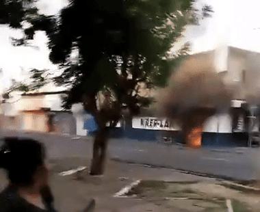 Incêndio atinge comércio na zona Leste de Teresina; vídeo mostra explosões no local
