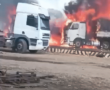 Incêndio destrói ônibus e caminhões próximo a posto de combustível na BR-343, em Teresina