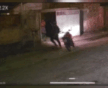 Vídeo mostra pai reagindo a assalto para depender filha 