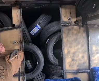 PRF apreende mais de 700 pneus sem nota fiscal sendo transportados em ônibus na BR-343