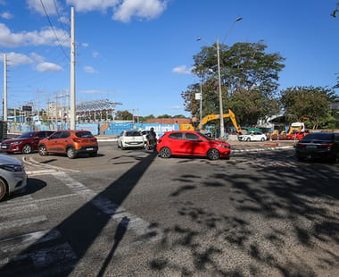 Obra na Av. Maranhão deixa trânsito caótico e motoristas se arriscam
