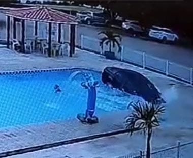 Vídeo: carro invade piscina de hotel e quase atropela banhistas no Piauí