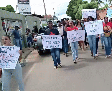 Grupo protesta em frente a GPM após suposta agressão de policiais contra jovem quilombola
