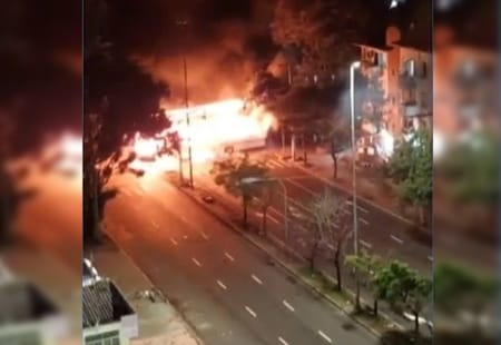 Ônibus são incendiados durante manifestação em Porto Alegre; cidade ainda tem bairros alagados