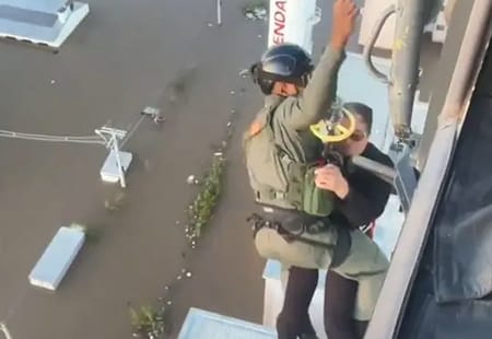 VÍDEO: Exército usa drones e resgata moradores em teto de prédio de Canoas (RS)