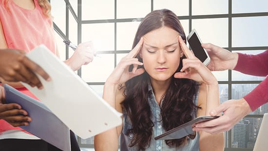 Apoio de colegas ajuda a aliviar o estresse no trabalho